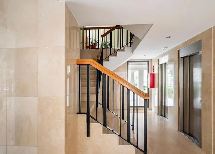 Centric And Spacious Flat With Free Car Park